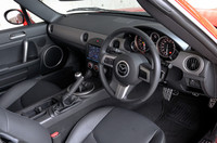 ソフトトップモデル（写真）は、MTのみのラインナップとなる。
	なお、テスト車はショップオプションのサンヨー製HDDナビゲーション（34万800円）付き。