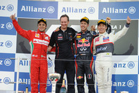 日本GPの表彰台に立った面々。優勝したレッドブルのセバスチャン・ベッテル（左から3番目）は、今季初めて2連勝したドライバー。チャンピオンシップでもトップに4点差まで詰め寄った。2位に入ったフェラーリのフェリッペ・マッサ（一番左）は約2年ぶりのポディウム。そして3位、ザウバーの小林可夢偉（一番右）にとってはキャリア初表彰台だ。（Photo=Sauber）