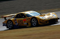 ロータリーサウンドは健在。GT300クラスに参戦するNo.7  雨宮アスパラドリンクRX7 （山路慎一/井入宏之組） 。