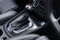 シフトレバー。周りにはカーボンのパネルがおごられる。