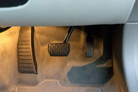 最近アダプティブ・クルーズコントロールを使っていて思うのが、右足のやり場に困ること。なにかいい解決策はないものか。