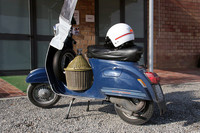 マルコさんの農園には、「ベスパ」でワインを買いに来る人も。