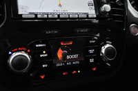 カーナビの画面の下には、走行距離や燃費値など車両情報を表示する「インテリジェントコントロールディスプレイ」が配される。1.6リッターモデルでは、ターボの過給状態（写真）も示される。