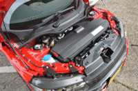 フロントボンネット下にある、ルーフ収納用のユーティリティーボックス。取り外しも可能で、その奥にはバッテリーがレイアウトされている。（写真をクリックするとボックス開閉の様子が見られます）
    