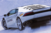 走行モードはあえてレーシーな「コルサ」をチョイス。ESPはオフにし、自らの手足でクルマを制御する。