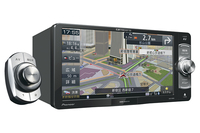 「AVIC-RW09」
    トヨタ車に多く見られる通常の2DINサイズより横幅の広いワイドナビ対応の取り付けスペースにフィットするモデル。画面サイズは「RZ09」と同じ7V型だが、ワイドになった部分に大きな操作ボタンを配し、使いやすさを向上させている。特にロータリーボリュームの使いやすさは秀逸。これを装備するのはシリーズ中「RW」のみ。