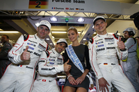 ポールポジション獲得を喜ぶ、2号車ポルシェのドライバーたち。写真左から、R.デュマ、N.ジャニ、ミス・ルマンを挟んでN.リーブ。