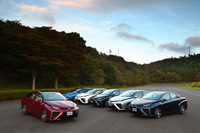 ボディーカラーは写真の全6色。いずれも各ピラーをブラックで塗り分けたツートンカラーとなる。
    