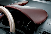 赤いレザーシートの「レクサスHS250h」が登場の画像