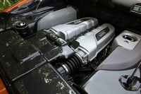 テスト車の「5.2FSIクワトロ」は、最高出力525psの5.2リッターV10エンジンを搭載。一方「4.2FSIクワトロ」には、430psを発生するV8エンジンが積まれる。