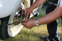 キャップを外すための工具が一体になったホイール用レンチ。