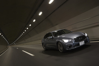 ハイブリッド車の燃費性能は16.8～18.4km/リッター（JC08モード）。システム全体で364psという高出力も特徴となっている。
    