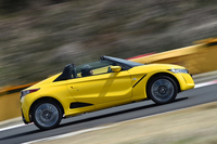 CVT車には走行モードの切り替えスイッチが備わっており、「SPORTモード」ではスロットルレスポンスが高められるほか、エンジンの回転数と車速がよりリニアに感じられるよう、変速制御も変更される。
    