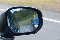 こちらは「ブラインドスポットインフォメーション」。死角に入った併走車の存在を、サイドミラー内のランプでドライバーに知らせる。
    