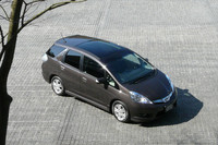 「エアウェイブ」から登場したホンダ得意の特大ガラスサンルーフ「スカイルーフ」も、オプションとして用意される。
（「ホンダ・フィットシャトル」のさらに詳しい写真はこちら）