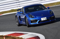 「ケイマンGT4」には機械式LSDや、コーナリング時にリアの内輪にブレーキをかけるベクタリング機能が標準装備される。