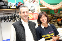 「イル・メルカティーノ」シエナ店の店主、ジャンニ・ビンディさん（写真左）と夫人。