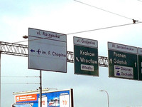 道路標示。ワルシャワ空港は別名フレデリック・ショパン空港（左）といわれる。