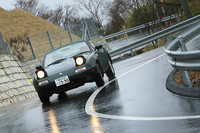 1トンを切る軽いボディーで、ひらひらと長尾峠を駆ける初代「ロードスター」。同じ「ロードスター」ではあるものの、今回試乗した2台の車両重量の差は、実に210kgにもなる。