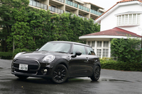 衝突時の歩行者保護性能を向上させる目的もあり、3代目「MINI」は従来モデルよりボディーサイズを拡大。特に全長は10cm近く長くなった。
    