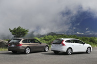 ボルボとBMW、2台そろってのリアビュー。サイドウィンドウやリアコンビランプの形状に、それぞれの個性が見られる。
    