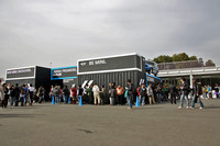 会場内に設けられた「MINIクロスオーバー」のお披露目ブース。制限時間15分の入れ替え制で、入場待ちの来場者が列をなしている。側壁には1/1サイズのモックアップが飾られている。