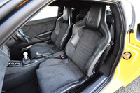 2座合わせて6kgの軽量化を実現したというフロントシート。なお、シートの仕様については、表皮の種類や色の違いにより、オプションを含めて6種類が用意されている。