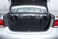 リアシートは6：4の分割可倒式。中央にはアームレストスルーも備わっている。（写真をクリックすると、シートが倒れる様子が見られます）
    