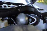 エンジンルーム内にレイアウトされる、フロントサスペンションの「スフィア」。スプリングやダンパーに代わる、シトロエン独自のサスペンションメンバーで、内部には窒素ガスと鉱物油が封入されている。