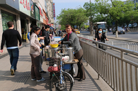 北京の市街地には、さまざまな食べ物屋台がでていて、朝晩にぎわっている。