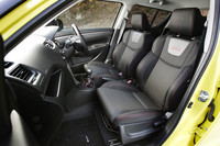 専用のスポーツシートには赤いステッチがあしらわれる。