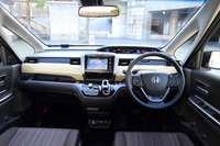 最初に試乗した「フリード ハイブリッドG Honda SENSING」のインテリア。ダッシュボードには、内装色に合わせて3種類の装飾パネルが用意されている。