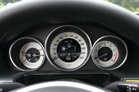 3連メーターの左にハイブリッドメーター（通常は水温計）が配置される。また、中央のマルチファンクションディスプレイに、ハイブリッドシステムのエネルギーフローが表示される。