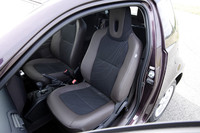 室内の安全装備として、リアウィンドウカーテンエアバッグを含む9個のエアバッグが与えられる。