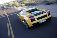 「Superleggera」の文字がはいったラインがサイドに走る。写真は、オプションのビッグウィング装着車。エンジンフード、マフラーエンド、リアのディフューザーも専用品だ。