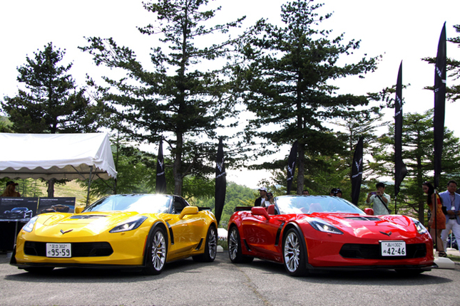 今回お披露目となった2台。左が「シボレー・コルベットZ06クーペ」、右が「Z06コンバーチブル」。