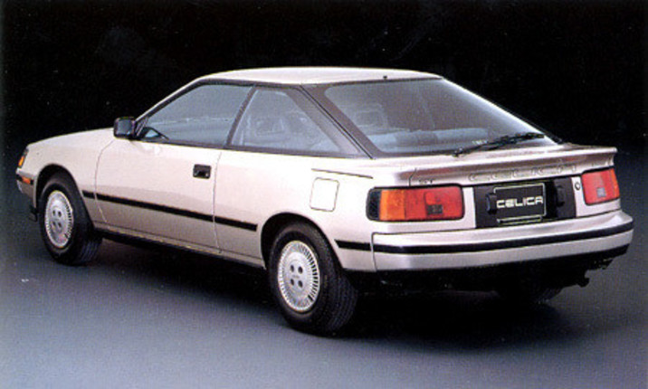 ちなみにこれは1985年に登場した4代目トヨタ・セリカの後ろ姿。エチュードと雰囲気が似てませんか？