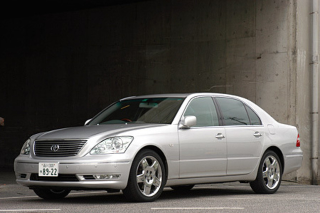 【スペック】全長×全幅×全高＝5015×1830×1490mm／ホイールベース＝2925mm／車重＝1830kg／駆動方式＝FR／4.3リッターV8DOHC32バルブ（280ps／5600rpm、43.8kgm／3400rpm）／車両本体価格＝620.0万円（テスト車＝737.4万円）
