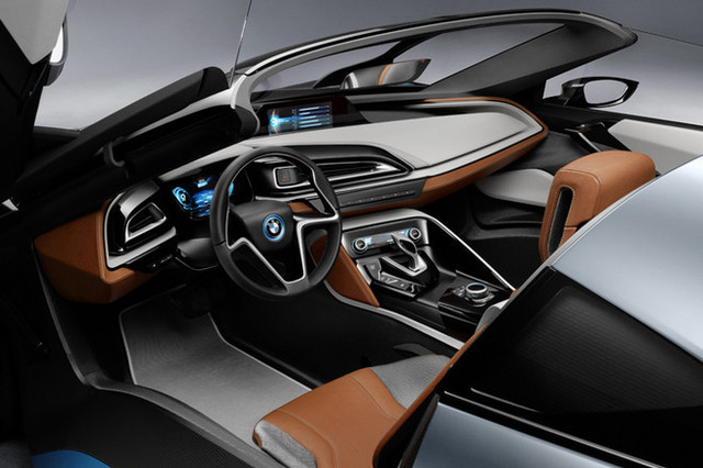 BMW i8 電動オープンカー　トイザらス BMW i8 ROADSTER 電動ドライブをオープンで楽しむ歓び!! でも車内は
