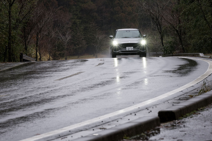 新型「スイフト」のMT車の燃費は25.4km/リッター（WLTCモード）。エコカーの税制優遇に適合しており、環境性能割は非課税、重量税も初回は免除となる。