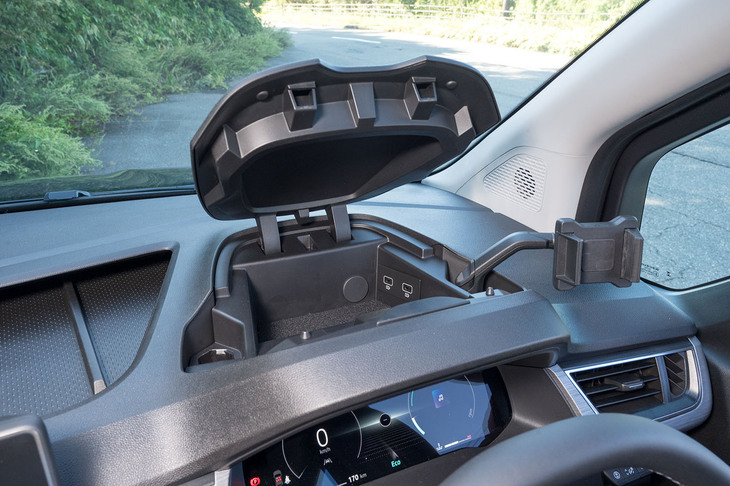 メーターフードの上部にアッパーボックスを搭載（内部に2つのUSBポートがある）。国産ミニバンの同種の装備とは異なり、開けたところでふたが固定できるようになっている（もちろん走行中は厳禁）。