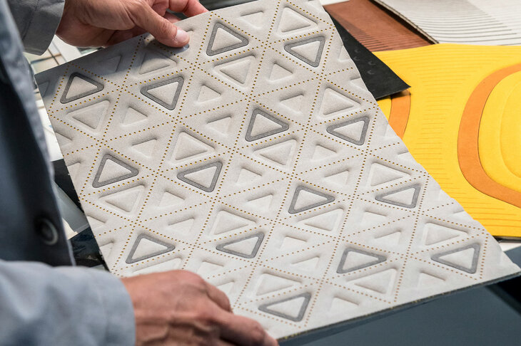 加工の組み合わせ次第では、こんな複雑なデザインの生地を仕立てることも可能だ。