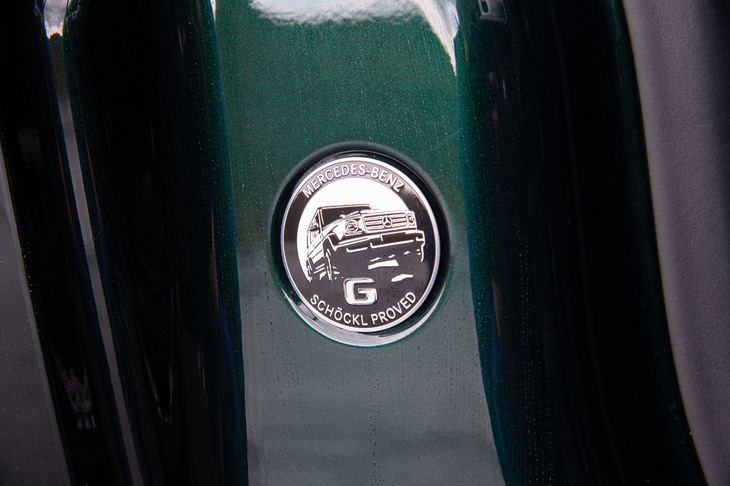 Bピラーの下部に備わるバッジ。「SCHÖCKL（シェークル）」とは、マグナ・シュタイヤーのグラーツ工場近くに位置する山の名前で、「Gクラス」はそこのテストコースで開発が行われた。
