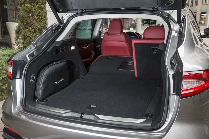 左側後席を前方に倒した状態。背もたれ部分のフロアには若干の傾斜が残る。