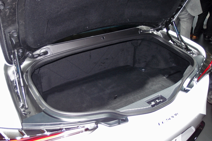 トランクルームの容量は、ガソリンエンジン車のが197リッターで、ハイブリッド車（写真）が172リッター。ともに、9.5インチのゴルフバッグが1個収納できる。