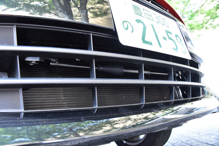 一部グレードのフロント部には、走行中にボディーのねじれやたわみを抑えるパフォーマンスダンパーが装着される。写真は、バンパー下方のエアインテークからパフォーマンスダンパーを見た様子。