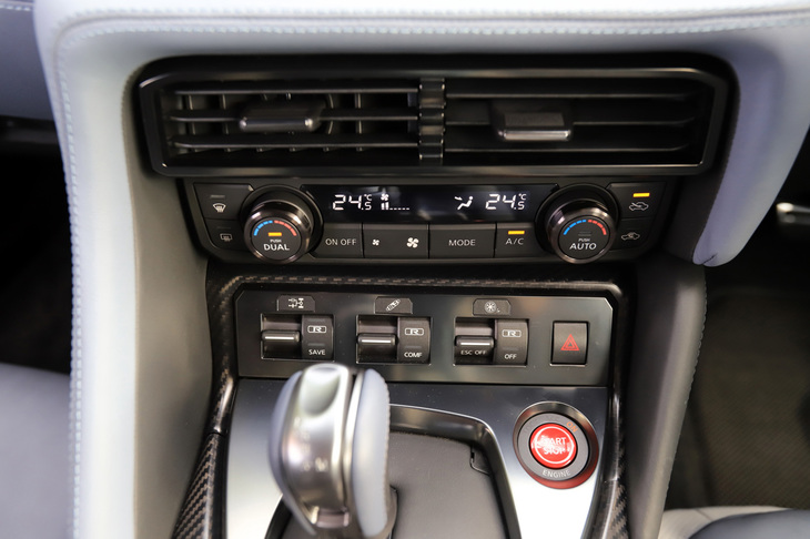 センタークラスターの下部に備わるドライブモードセレクターのスイッチ。トランスミッションの制御やサスペンションの減衰力、ESCの介入度合いなどを個別に調整できる。