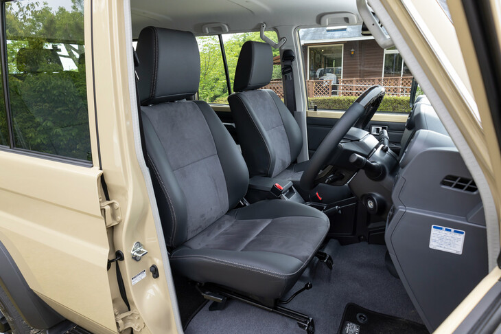 シート表皮は合成皮革とファブリックの組み合わせ。2014～2015年に“再販”された30周年記念車とは異なり、リアシートの可倒機構は3：2の分割式となっている。