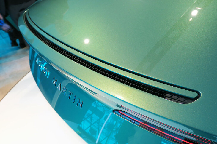 アストンマーティンDB12（「エアロブレード」のエアアウトレット）