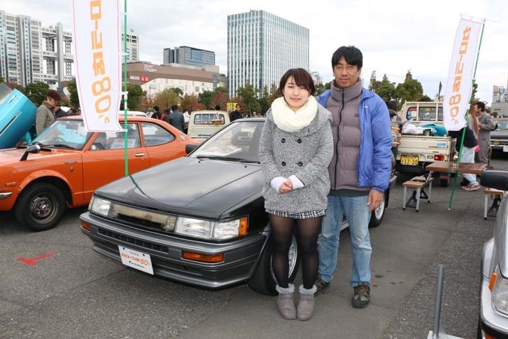 1987年式「トヨタ・カローラレビン3ドアハッチバックGTアペックス」。親子参加だった大塚さんは、「TE27」と「AE86」の2台のレビンを所有。そのバトンを娘さんに渡すべく、目下、特訓中とのこと。お父さんの期待を背負う娘さんの琴音さんも楽しんでいる様子でなにより。世のクルマ好きのお父さんにとって、実にうらやましい光景だろう。